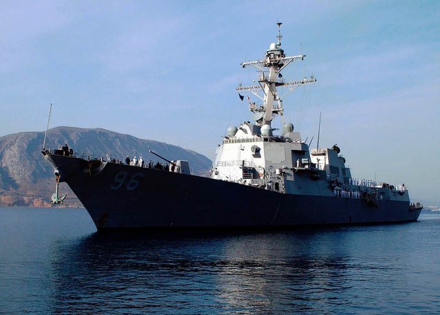 Die USS Bainbridge eilt zu Hilfe  | Foto: dpa