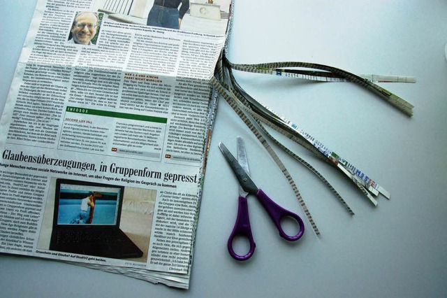 2. Schneide die Zeitung in dnne Streifen.  | Foto: BZ