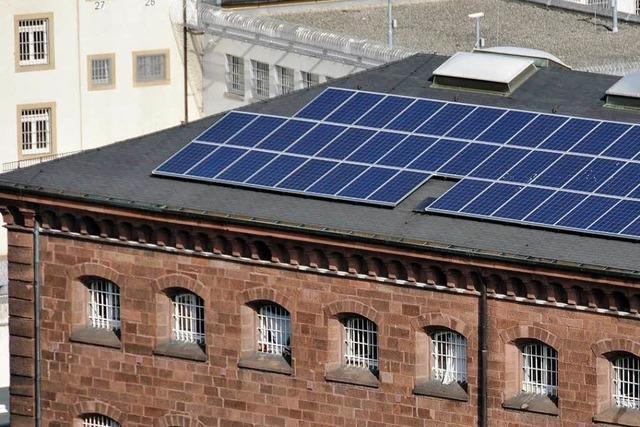 Solaranlage auf Gefängnisdach installiert