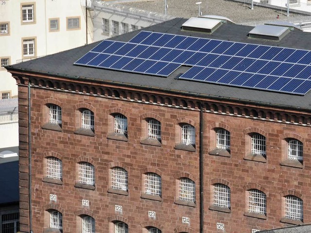 Deutschlandweit einmalig: Auf dem Gefngnisdach wird Solarstrom produziert.  | Foto: Ingo Schneider