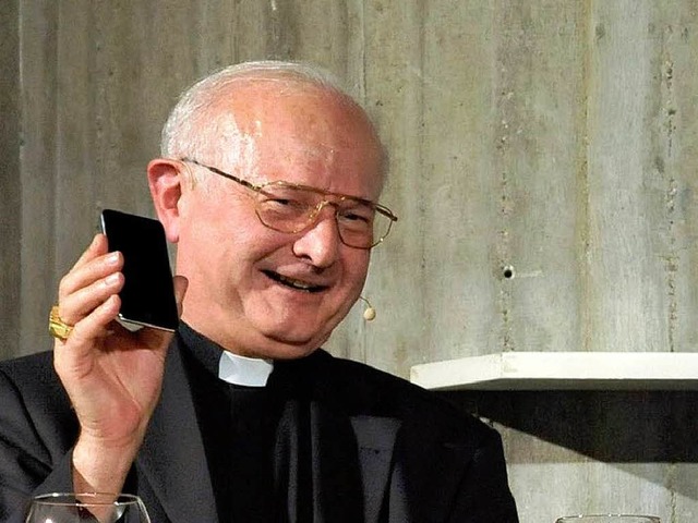 Internetmig auf der Hhe der Zeit: Erzbischof Robert Zollitsch mit dem iPhone.  | Foto: Thomas Kunz