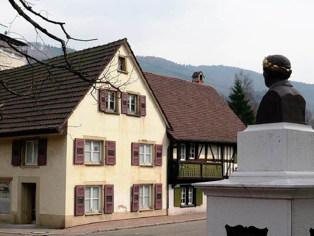 Blick vom Hebel-Denkmal auf das Eckhau...orfmuseum im Hebelhaus erweitert wird.  | Foto: Klaus Brust