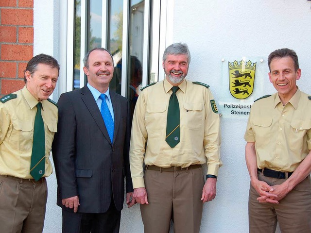 Rudolf Kuppinger, Brgermeister Knig,...n links) vor dem Polizeiposten Steinen  | Foto: Hermann Jacob