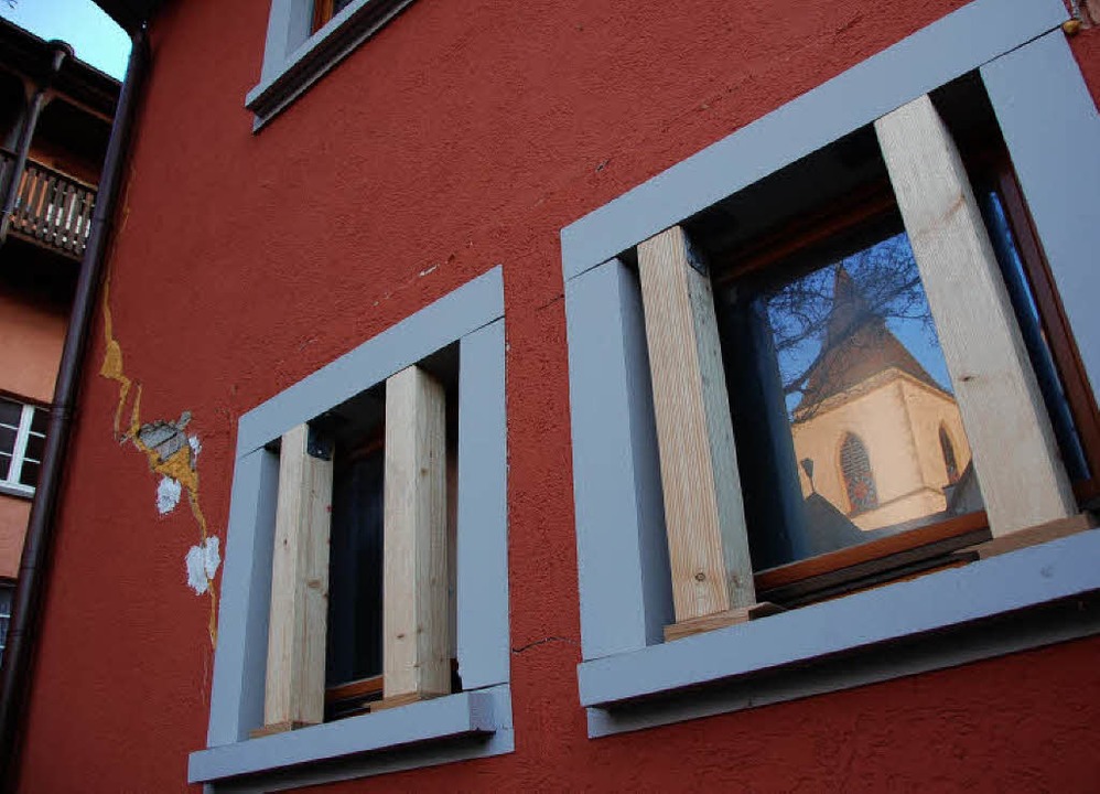 Stützbalken an Fensterlaibungen des Stadtbauamtes.  | Foto: Markus Donner