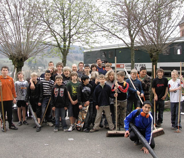 Mit groem Flei waren die Jungs bei d...r Hans-Thoma-Schule sauber zu machen.   | Foto: PETRA BAUMGARTNER