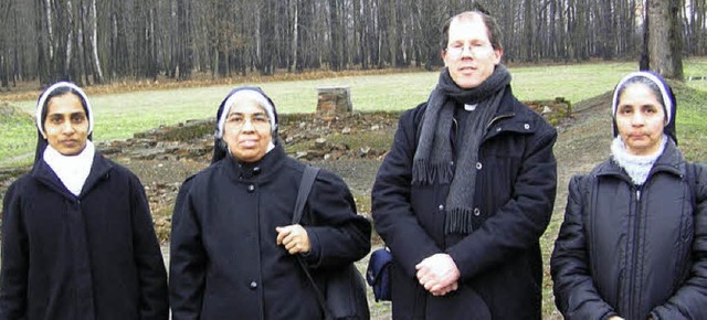 Mit Pfarrer Schneider besuchten die  i...sschwester Edith Stein ermordet wurde.  | Foto: Privat
