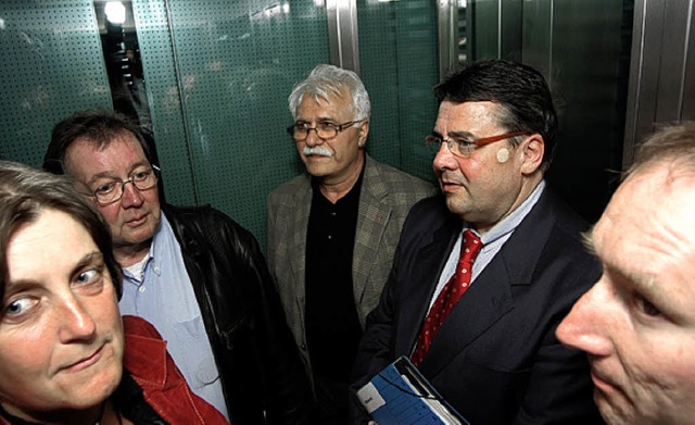 Aufzug fahren mit dem Bundesumweltminister: ein kuscheliges Erlebnis.   | Foto: Bastian Henning