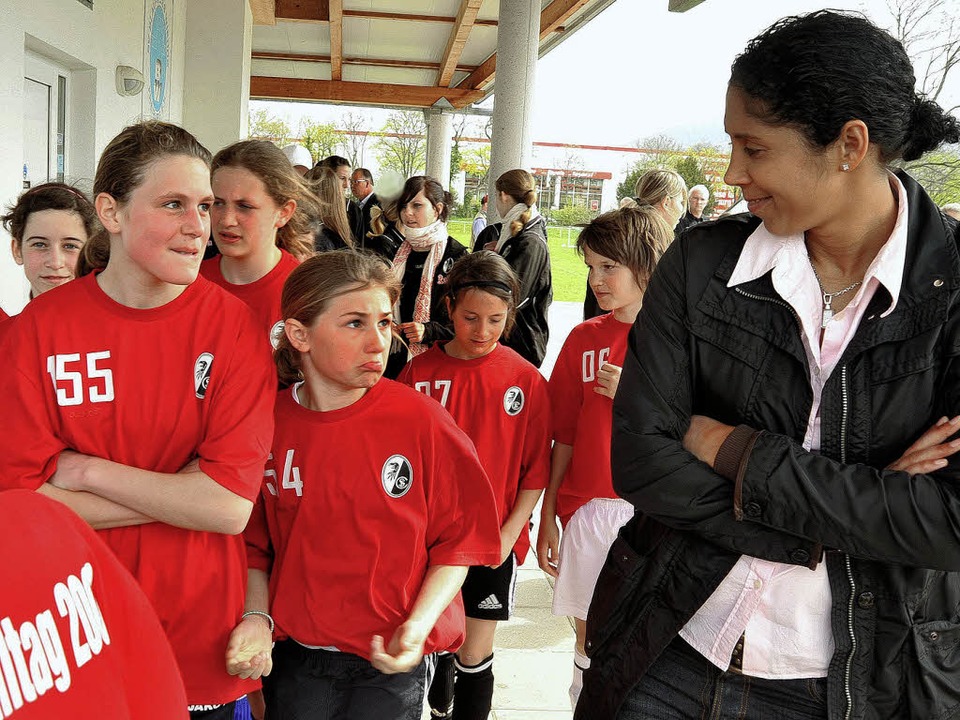 Fußballerinnen unter sich: Steffi Jone...talenten beim SC-Mädchensichtungstag.   | Foto: bamberger