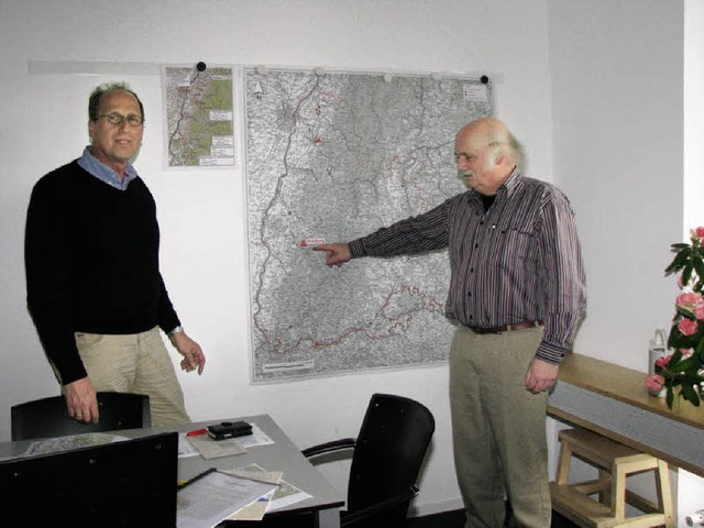 Bernhard Burkart (rechts)  und  Bernha...en die hochwassergefhrdeten Gebiete.   | Foto: Kluge