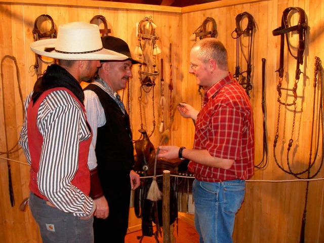 Der Buchheimer Andreas Rombach (rechts...tverein March seine Western-Sammlung.   | Foto: schmidt