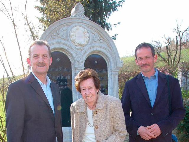 Ortsvorsteher  Peter Waldkirch, Dr. Ur...on links) auf dem Feldberger Friedhof   | Foto: Sigrid Umiger