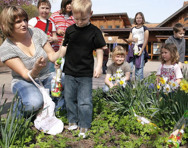 Im Seelbacher Klostergarten machen sic...rtten, untersttzt von ihren Mttern   | Foto: Heidi Fssel