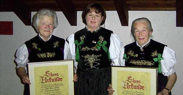 Trachtentrgerinnen aus Passion: Heima...d Sofie Andris   zu Ehrenmitgliedern.   | Foto: Siegfried Krex
