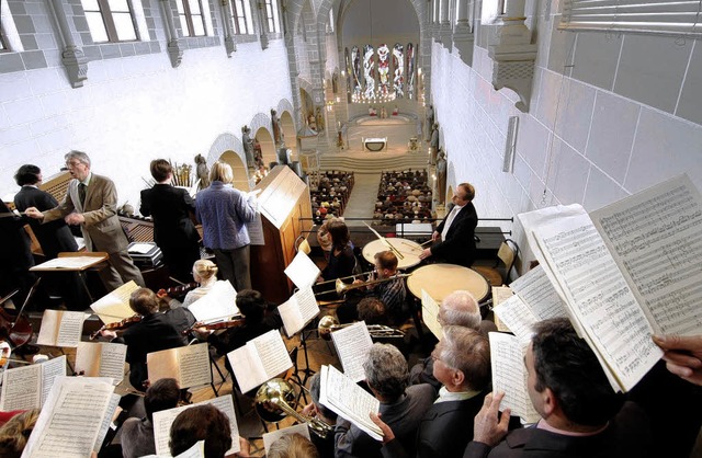 Kirchenchor und Orchester unter der Le...Hochamt in der Dreifaltigkeitskirche.   | Foto: Peter Heck