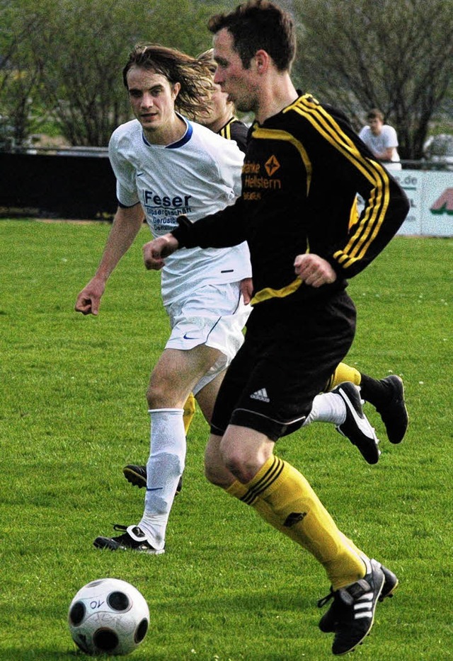 Tim Kl (am Ball) erzielte das 1:0 f...II/links) musste vorzeitig vom Platz.   | Foto: Claus Zimmermann