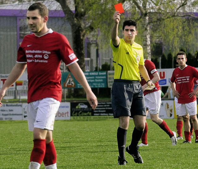 Erik Kseniak muss mit Rot vom Platz.   | Foto: wolfgang knstle