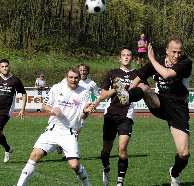 Munzingens Spielertrainer Michael Renn..., dahinter Torschtze Timo Jankowski.   | Foto: kaufhold