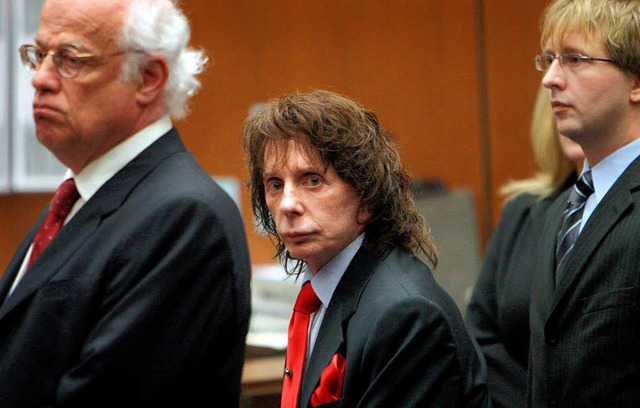 Phil Spector (Mitte)  bei der Urteilsverkndung.  | Foto: dpa