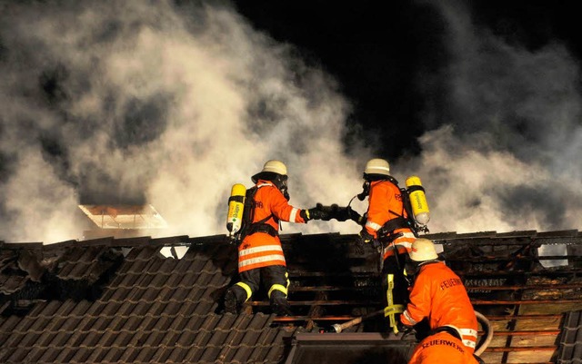 Lscheinsatz auf dem Dach: Wehrleute a..., Wittnau und Horben waren im Einsatz.  | Foto: Michael Bamberger