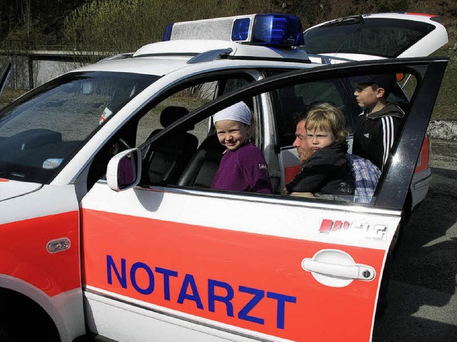 Das Notarztfahrzeug fr Todtmoos konnt...rkplatz Jgermatt besichtigt werden.    | Foto: Andreas Bhm
