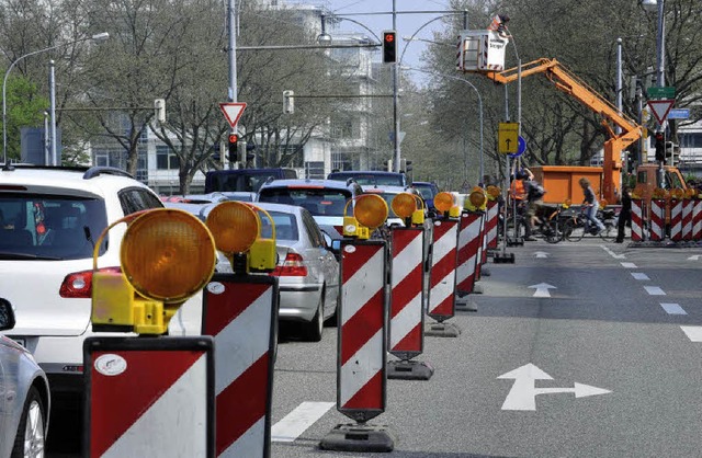 Stau auf der Bahnhofsachse: Die Kreuzu...lee/Friedrichstrae wird umgestaltet.   | Foto: m. bamberger