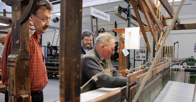 Stephan Helbig (rechts) zeigt, wie ein...as Dbele (links) und Andreas Mller.   | Foto: Kathrin Blum