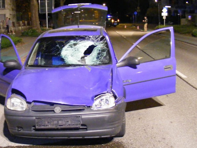 Der Wagen zeigt deutliche Spuren des Unfalls.  | Foto: Polizei