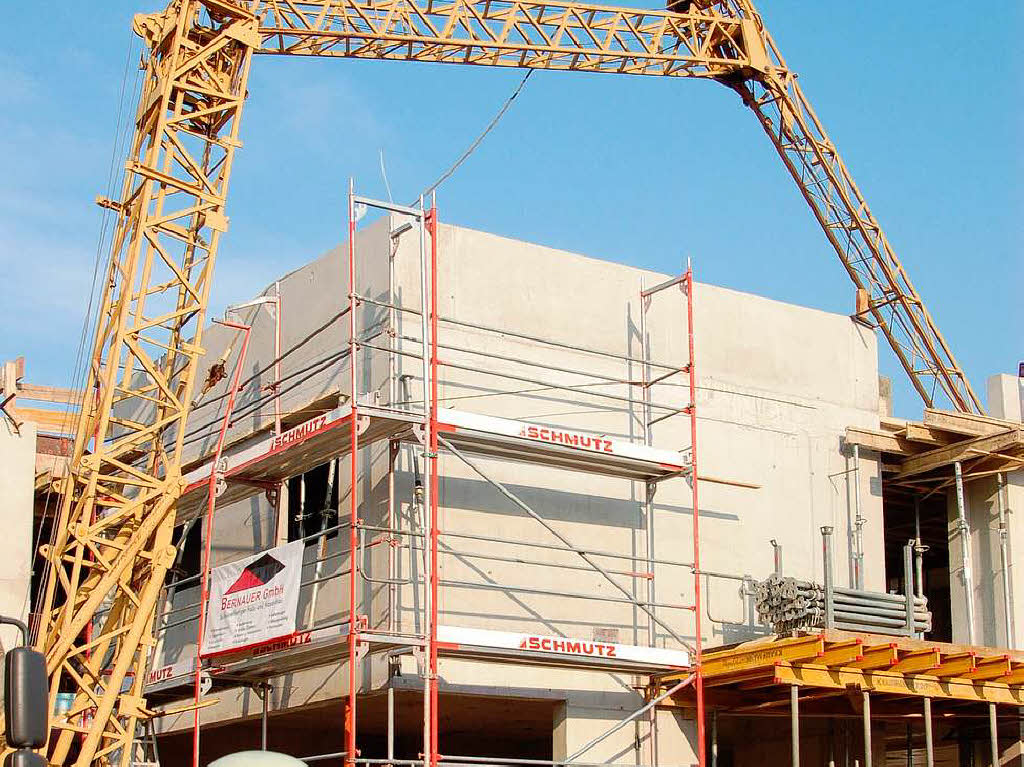 In der Weinbergstrae ist ein Kran auf einen Neubau gestrzt.