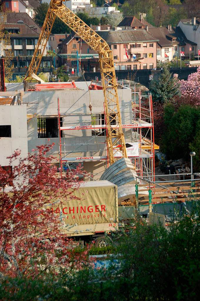 In der Weinbergstrae ist ein Kran auf einen Neubau gestrzt.