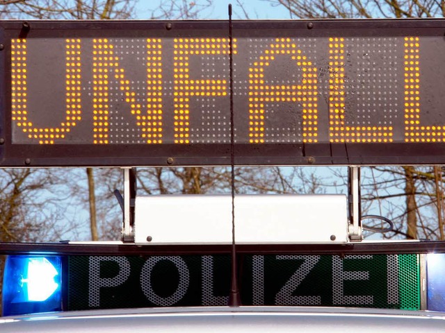 Vorsicht Unfall:  Im Bereich des Poliz... 2008 auf der Strae  sechs Menschen.   | Foto: dpa