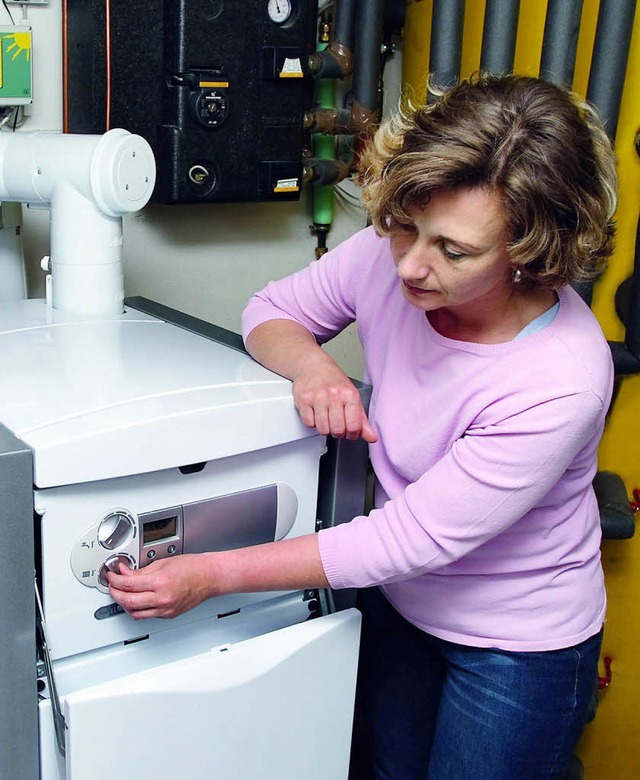 Brennwerttechnik in Kombination mit So...gt fr warme Rume und warmes Wasser.   | Foto: IWO/dpa/tmn