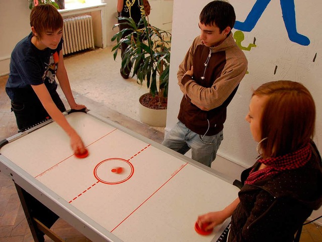 Rafael und Franziska spielen Tisch-Hockey im neu gestalteten JuZ.  | Foto: Kathrin Blum