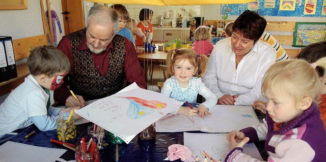 Schwer beschftigt:  Ernst Schilling m...ur Abwechslung mit den Kindern Bilder   | Foto: Katharina Wetzel