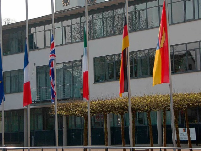 Denzlingen trauert: Die Flaggen am Rathaus  der Gemeinde wehen auf Halbmast.    | Foto: Frank Kiefer