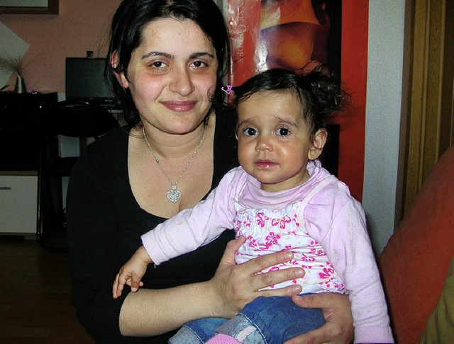 Elvira Kopili   aus Schliengen mit ihrer herzkranken Tochter Adriana   | Foto: BERND Michaelis