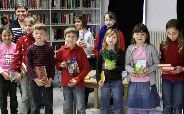 Die fleiigsten jungen Bcherwrmer an...dem einen Vergissmeinnicht-Blumentopf.  | Foto: Walter Bronner