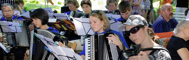 Das  Harmonika-Orchester   Schopfheim ...   im Sommer  2008  im Haus  Columban.  | Foto: BZ-Archiv