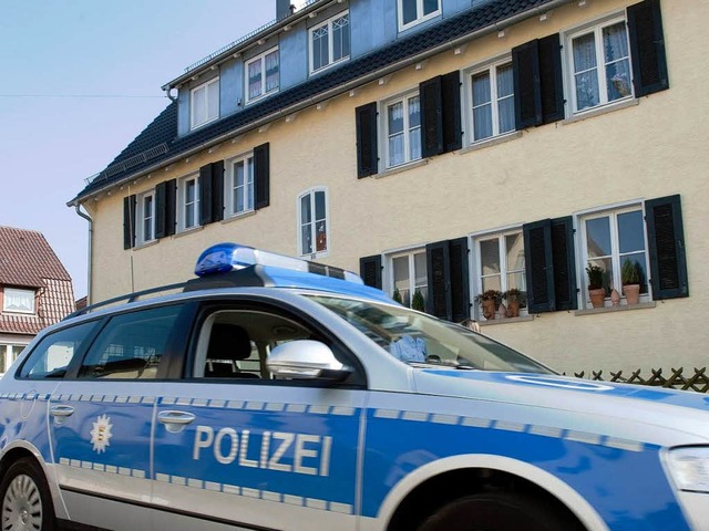 Im Fokus von Polizei und Medien: In diesem Haus wurden vier Menschen umgebracht.  | Foto: dpa