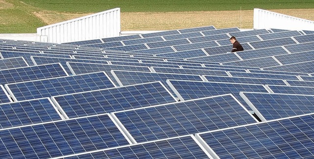 Ein Meer  von Photovoltaikmodulen prod...ach des MMZ-Mbelhauses  Solarstrom.    | Foto: Pascal waldszus