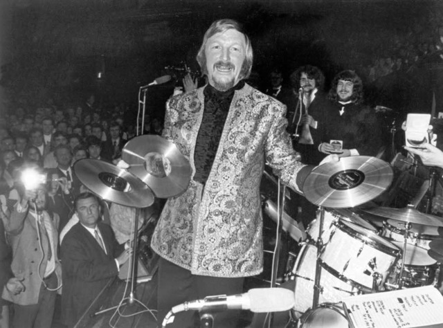 Das Archivfoto von 1970 zeigt James Last inmitten von Musikern und Publikum.    | Foto: dpa