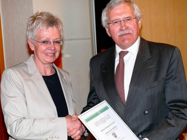 Vorsitzende Angela Mutzig ernennt Hermann Lffler zum Ehrenvorsitzenden  | Foto: Frank Leonhardt
