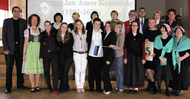Interkulturelles Fest in Estland mit d...Schorpp (hinten, Vierter von rechts).   | Foto: BZ