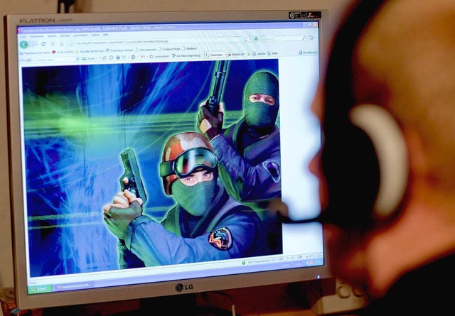 Ein Jugendlicher informiert sich im Netz ber Counter Strike.  | Foto: dpa