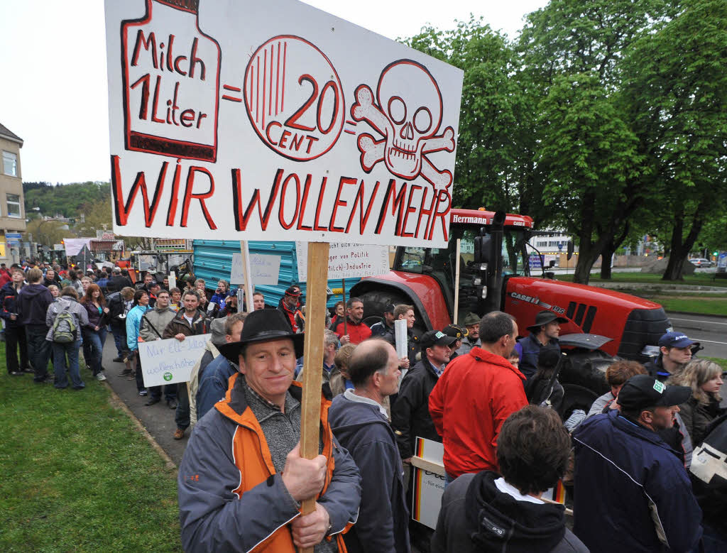 Forderten bei einem Protestmarsch hhere Milchpreise: Bauern in Freiburg.