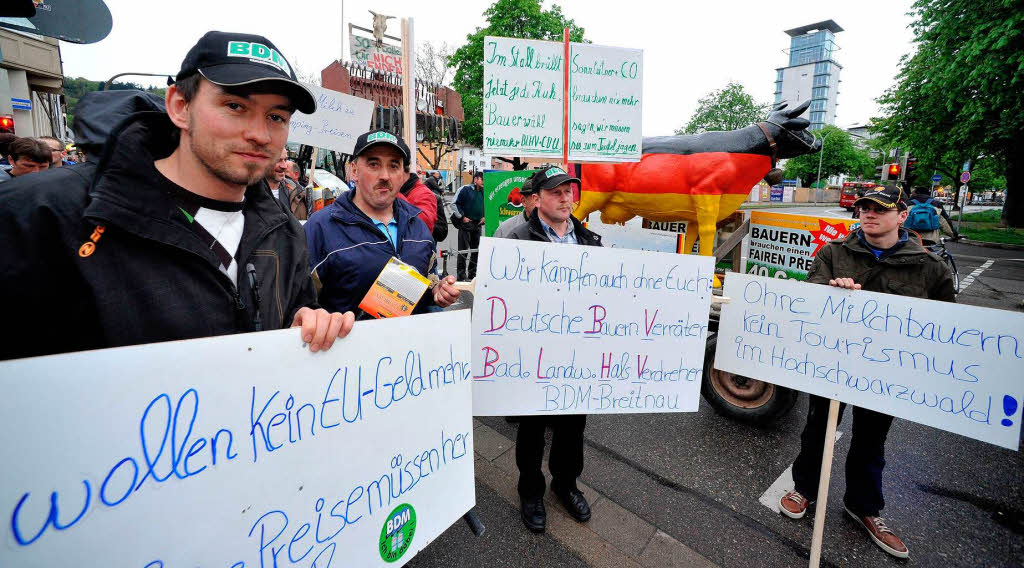 Forderten bei einem Protestmarsch hhere Milchpreise: Bauern in Freiburg.