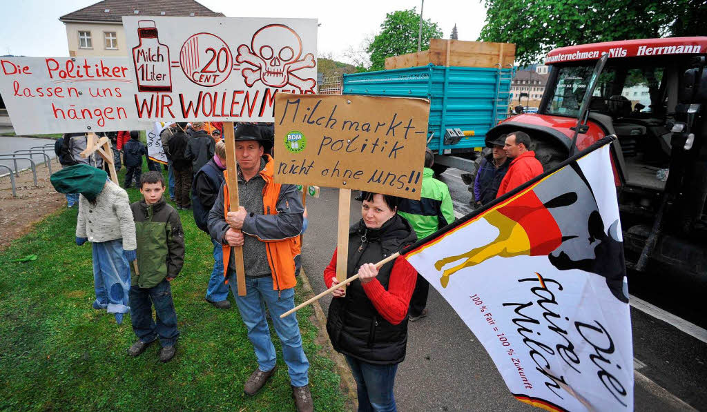 Forderten bei einem Protestmarsch hhere Milchpreise: Bauern in Freiburg.