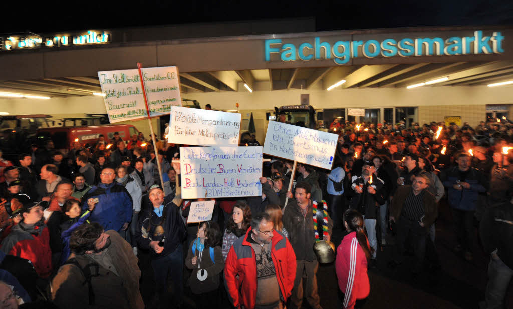 Forderten bei einem Protestmarsch hhere Milchpreise: Bauern in Freiburg.