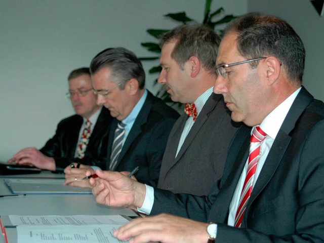 Der Sponsoring-Vertrag mit der Volksbank und der Sparkasse wird unterzeichnet.  | Foto: Michael Reich