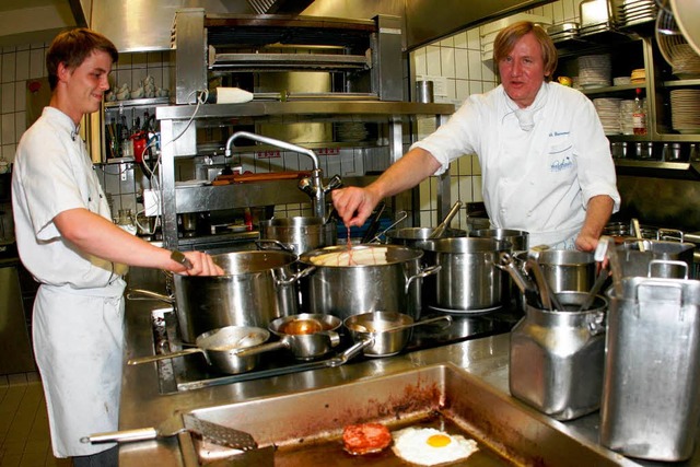 Gastronomen und Kche arbeiten am ober...thof Waldhaus mit Koch Florian Menzel.  | Foto: Wilfried Dieckmann