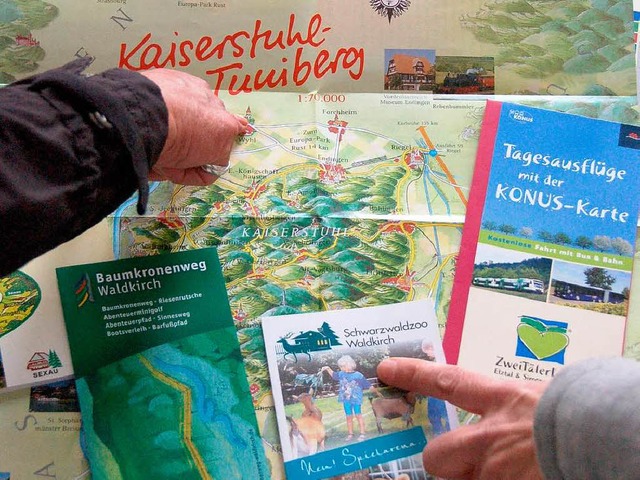 Farbige Prospekte  werben fr den Tourismus zwischen Rhein und Schwarzwald.  | Foto: hans-jrgen trul